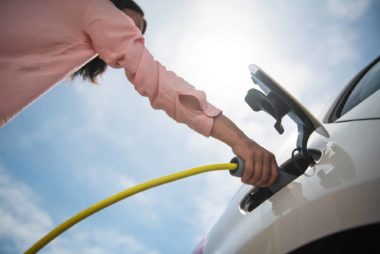 Installer une borne de recharge pour sa voiture électrique à domicile ? Mode d’emploi