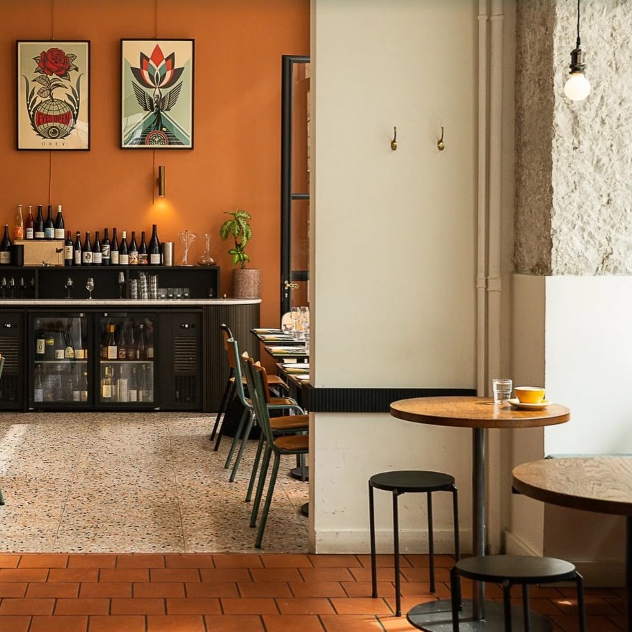 #RencontrezNosLocataires

Nous avons le plaisir de mettre en lumière @coincoin_geneve , située au Boulevard Carl-Vogt 63, dans un immeuble géré par Moser Vernet & Cie.

Le Coin Coin Genève incarne l’élégance d’un bistrot contemporain où la convivialité rencontre l’exigence culinaire. La cuisine de saison sublime les produits soigneusement sélectionnés et pensés pour le partage. La carte de vins naturels et les cocktails signatures accompagnent chaque instant avec justesse. Une adresse discrète, idéale pour un déjeuner ou une soirée qui se prolonge en mode Good Vibes!

📸 Coin Coin Genève

#MoserVernetCie #Immobilier #Restaurant #Genevafood