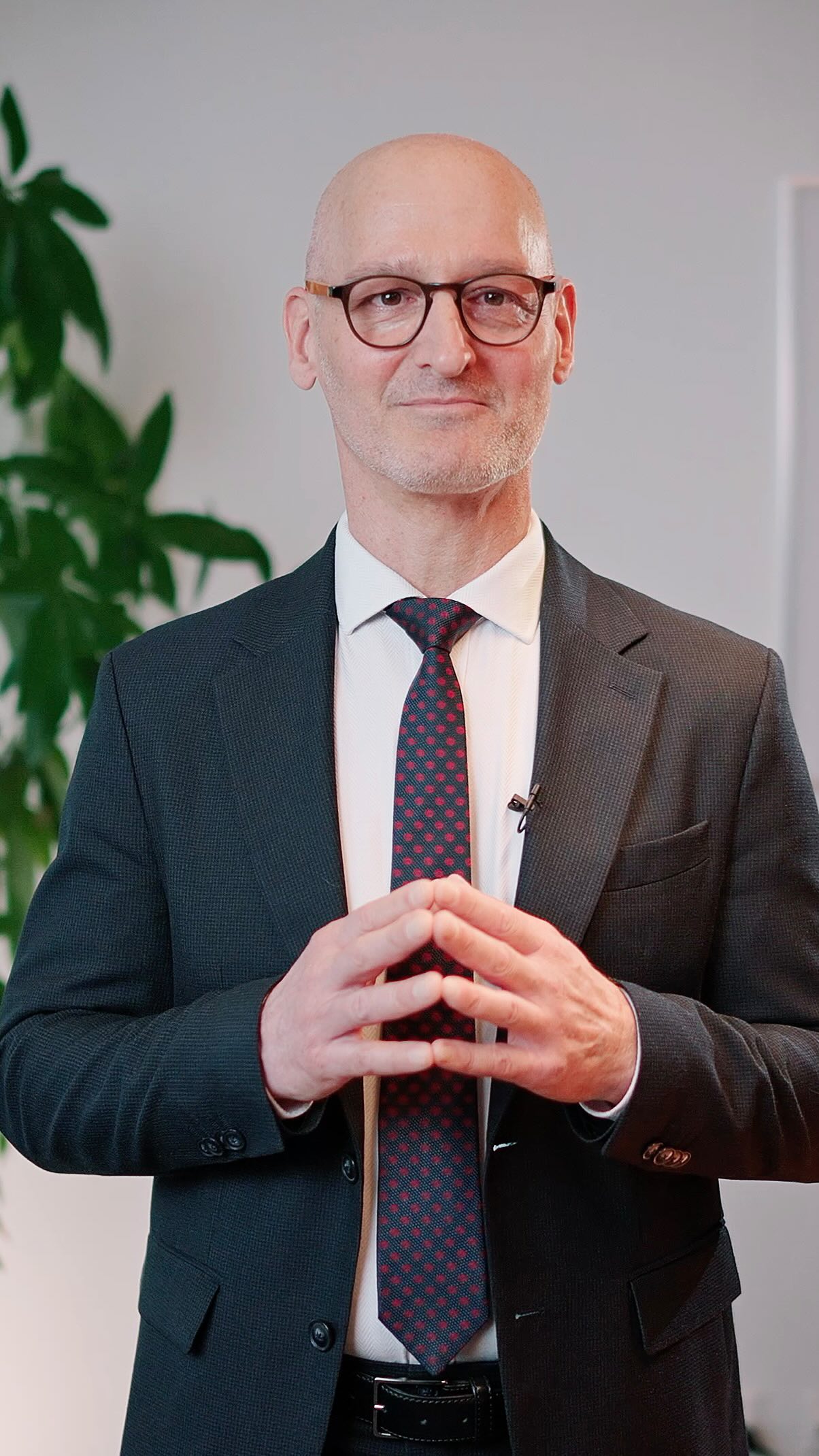 Offrir un accueil de qualité, c’est avant tout une question de volonté et d’engagement au quotidien.

Dans cette nouvelle interview, Stéphane MOREL, responsable de l’équipe de l’accueil chez Moser Vernet & Cie, partage sa vision du service et les valeurs qui animent son équipe au quotidien.

Il y explique que la philosophie de son équipe ne repose pas sur la prétention de faire mieux que les autres, mais sur la volonté constante de bien faire, avec un seul objectif : offrir à chaque visiteur et collaborateur un service cinq étoiles.

#meettheteam #moservernetcie #immobilier #accueil #reception